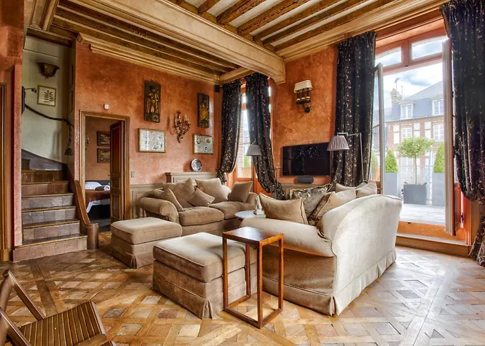 Luxurious 4 Bedroom Duplex, 200M From Place Morny